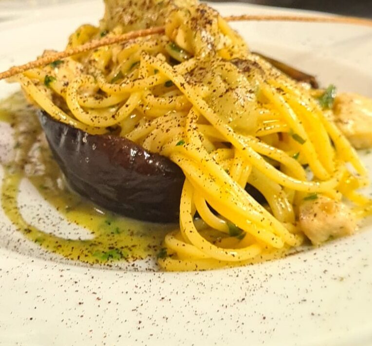 spaghetto-bronzo-con-pesce-spada-e-melanzane